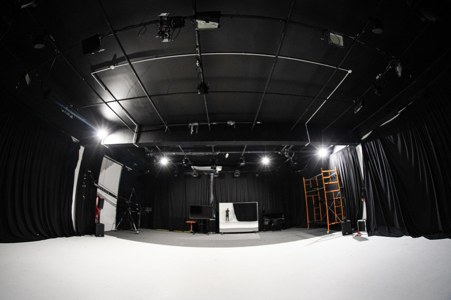 ESTÚDIO CYCLORAMA 10x15x4m