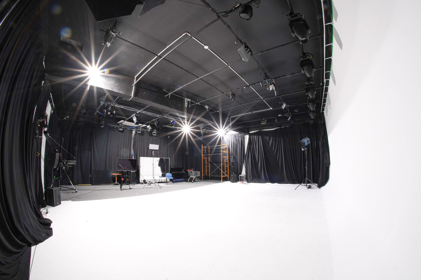 ESTÚDIO CYCLORAMA 10x15x4m