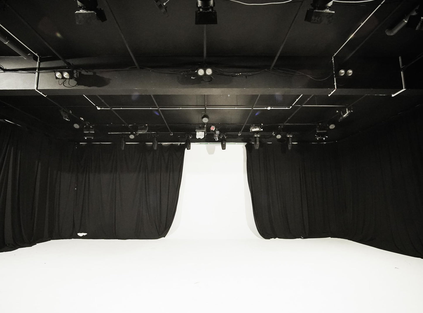 ESTÚDIO CYCLORAMA 10x15x4m